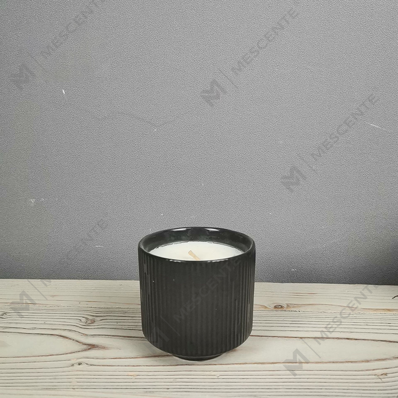 M&Scent nagykereskedelmi luxus kerámia üres négyzetes matt fekete egyedi borostyán gyertyaüvegek fa fedelekkel
